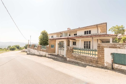 Foto Appartamento in via Lorenzo Grue 6, Rosciano di 145 m² con 4 locali