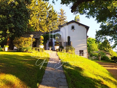 Foto Villa unifamiliare in Via XXV Aprile, Buguggiate di 600 m² in vendita