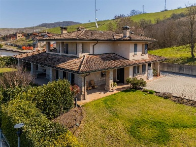 Foto Villa unifamiliare in Via Beatrice di Lorena 8, Canossa di 370 m²