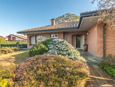 Foto Villa unifamiliare in Via Europa, Fenegrò di 470 m² con 8 locali