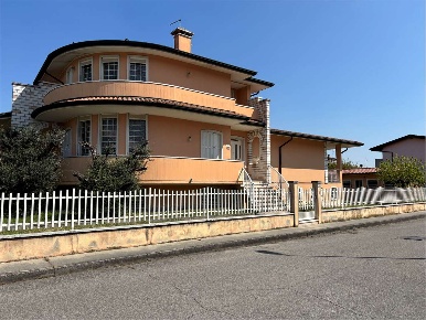 Foto Villa unifamiliare in Via Paolo Veronese, Salizzole di 517 m²