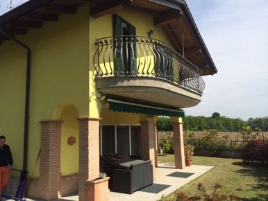 Foto Villa unifamiliare a Cassina Rizzardi di 270 m² con 5 locali