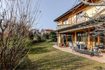 Foto Villa unifamiliare a Leggiuno di 245 m² con 9 locali in vendita