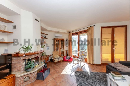 Foto Villa unifamiliare a Leggiuno di 245 m² con 9 locali in vendita