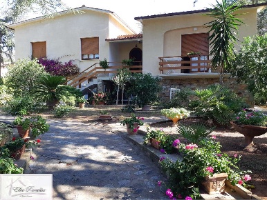 Foto Villa unifamiliare a Porto Azzurro di 250 m² con 12 locali in vendita