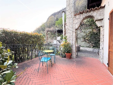 Foto Appartamento in Via Rondinera 2, Rogno di 180 m² con 4 locali