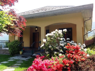 Foto Villa bifamiliare a Cuasso al Monte di 300 m² con 10 locali in vendita
