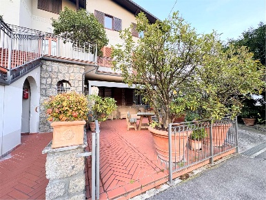Foto Villa unifamiliare in Via Rondinera 2, Rogno di 540 m² con 13 locali