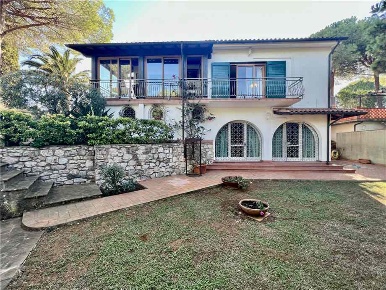 Foto Villa singola in -, Porto Azzurro di 165 m² con 10 locali in vendita