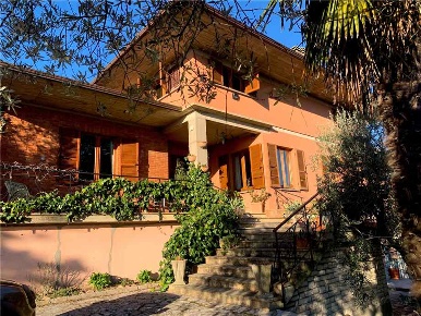 Foto Villa singola in Via Roma 19, Collazzone di 560 m² con 10 locali