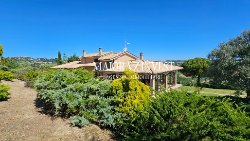 Foto Villa unifamiliare a Acquaviva Picena di 500 m² con 9 locali