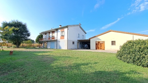 Foto Villa singola a Fiesso Umbertiano di 310 m² con 15 locali in vendita