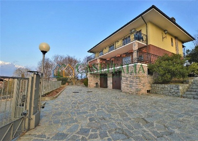 Foto Villa bifamiliare a Banchette di 310 m² con 13 locali in vendita