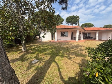 Foto Villa unifamiliare in Via delle Querce, Numana di 180 m² con 6 locali
