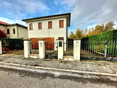 Foto Villa singola in Viale Eridania 22, Ceregnano di 112 m² con 4 locali