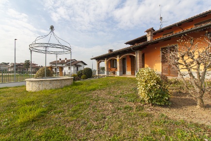Foto Villa unifamiliare in Via Risorgimento, Narzole di 158 m² con 7 locali