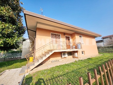 Foto Villa bifamiliare a Polcenigo di 230 m² con 7 locali in vendita