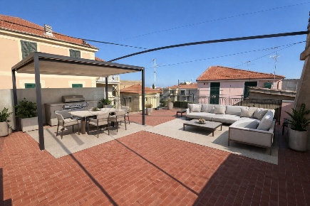 Foto Appartamento in Via Demaestri 43, Spotorno di 100 m² con 5 locali