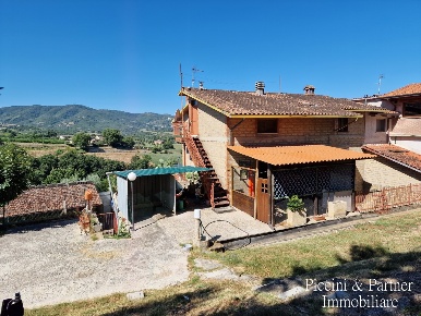 Foto Appartamento in Via Coste, Piegaro di 260 m² con 9 locali in vendita