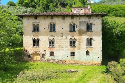 Foto Villa unifamiliare in via Colli  23, Pescaglia di 850 m² con 20 locali