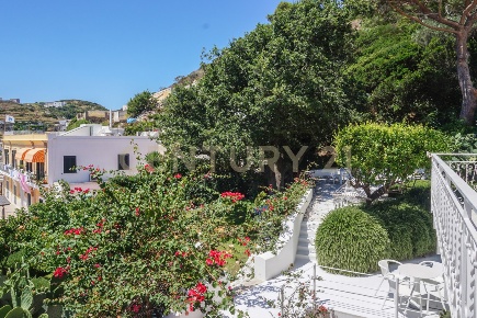 Foto Villa unifamiliare in Via Staglio 23, Ponza di 300 m² con 15 locali