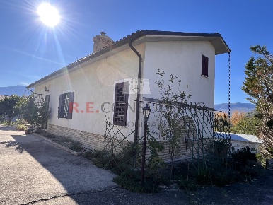 Foto Villa unifamiliare in Strada Statale 5 7, Scafa di 136 m² con 8 locali