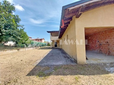 Foto Villa bifamiliare a Pravisdomini di 180 m² con 5 locali in vendita