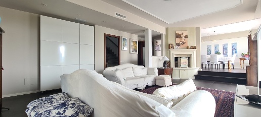 Foto Villa unifamiliare in via U. Foscolo 17, Credaro di 365 m² in vendita