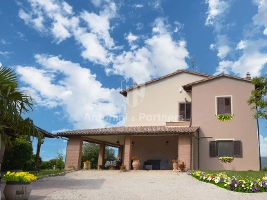 Foto Villa unifamiliare in via della fiera 06050, Collazzone di 290 m²