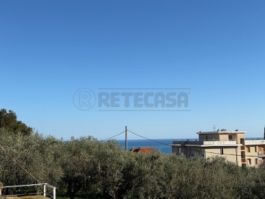 Foto Appartamento in Via Laiolo 36, Spotorno di 132 m² con 5 locali