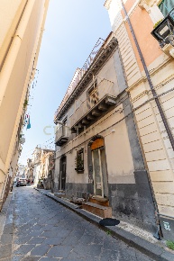 Foto Villa singola in Via Sartori 28, Giarre di 317 m² con 9 locali