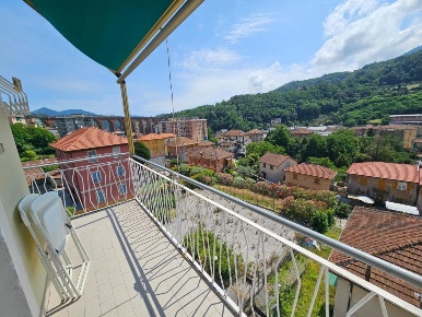 Foto Appartamento in Via Campomorone 105, Genova di 97 m² con 7 locali