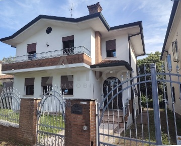 Foto Villa singola in Via G. Campo RO, Rovigo di 200 m² con 9 locali