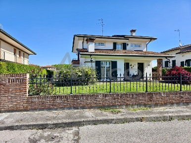 Foto Villa unifamiliare in Ceregnano RO, Ceregnano di 231 m² con 8 locali