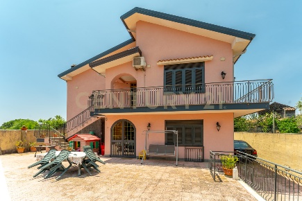 Foto Villa unifamiliare in Via Salemi 18, Mascalucia di 330 m² in vendita