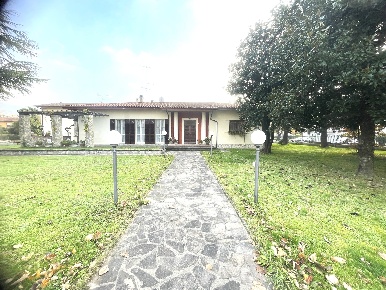 Foto Villa unifamiliare a Borgo Tossignano di 370 m² con 10 locali