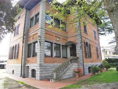 Foto Villa unifamiliare a Torrita di Siena di 570 m² con 20 locali