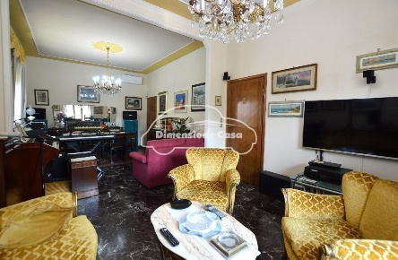 Foto Villa unifamiliare a Lucca di 300 m² con 10 locali in vendita