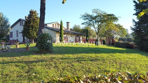 Foto Villa unifamiliare a Santa Maria a Monte di 400 m² con 15 locali