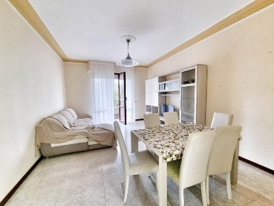 Foto Appartamento a Massa Marina di Massa Centro di 100 m² con 4 locali