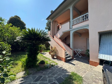 Foto Villa bifamiliare a San Giuliano Terme di 180 m² con 9 locali