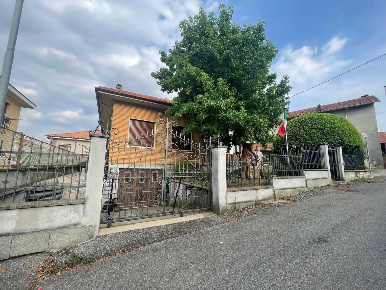 Foto Villa unifamiliare in Via Piemonte 0, Alpignano di 150 m² con 8 locali