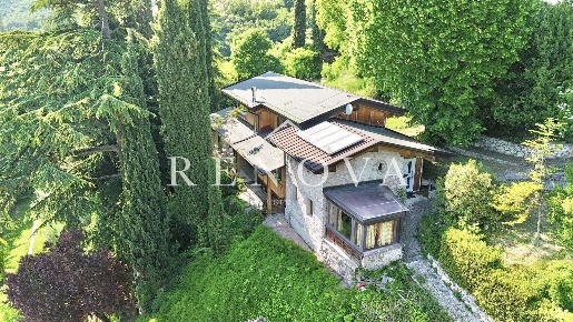 Foto Villa unifamiliare a Caprino Veronese di 338 m² con 5 locali