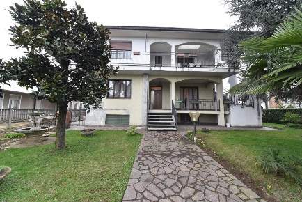 Foto Villa bifamiliare in antonio vivaldi, Canegrate di 247 m² con 4 locali