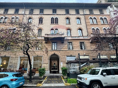 Foto Appartamento in Via Carlo Poerio, Milano di 100 m² con 3 locali