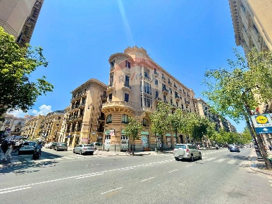 Foto Appartamento in Via Roma, Palermo di 250 m² con 10 locali in vendita