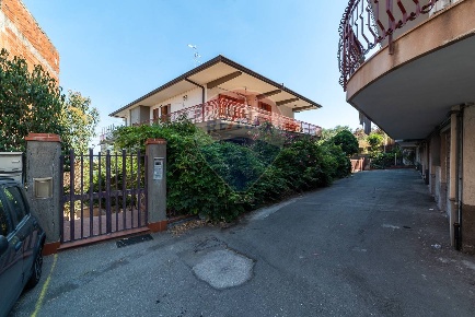 Foto Appartamento in Via Scalazza, Aci Castello di 128 m² con 5 locali