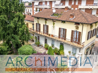 Foto Appartamento in Via Vittorio Veneto, Tradate di 900 m² con 15 locali