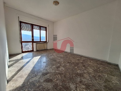 Foto Appartamento in Via Polcari, Benevento di 90 m² con 3 locali