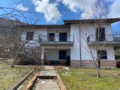 Foto Villa unifamiliare in Via Cortepiana Gallo di Roccamonfina, di 300 m²